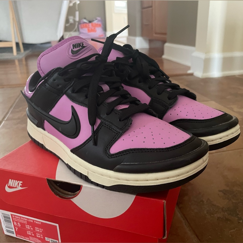 Women’s Nike low dunks - exceptional condition!